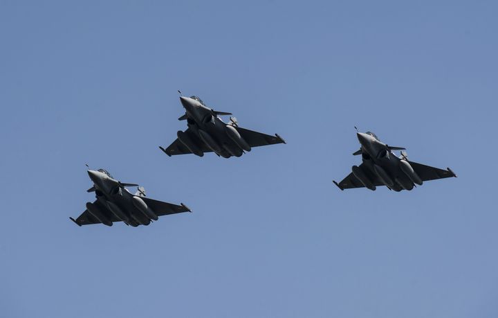 Avions Rafale survolant Le Caire le 21 juillet 2015. (KHALED DESOUKI / AFP)