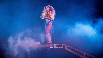 Beyoncé sur la scène&nbsp;du festival de Coachella à Indo, en Californie (Etats-Unis), le 14 avril 2018.&nbsp; (KYLE GRILLOT / AFP)