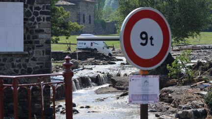 Le village de Goudet, en Haute-Loire, après le violent orage du mardi 13 juin. (PHOTO R?MY PERRIN / MAXPPP)