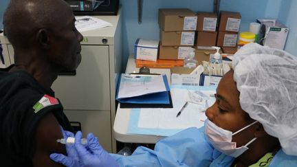 A Monrovia, au Liberia, le 5 avril 2017. Un volontaire reçoit un vaccin contre Ebola à l'hôpital, dans le cadre de l'essai clinique Prevac. (NIAID/Flickr, CC BY-SA)