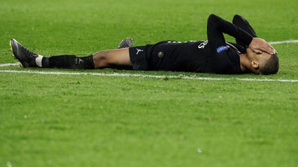 Kylian Mbappé est effondré sur la pelouse après la victoire de Manchester United à Paris, le 6 mars 2019. (GEOFFROY VAN DER HASSELT / AFP)