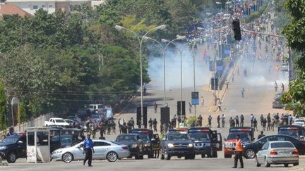 Coups de feu et grenades lacrymogènes... des policiers nigérians tirent sur les partisans du Mouvement islamique du Nigeria (IMN) qui manifestaient le 30 octobre à Abuja, pour réclamer la libération de leur chef Ibrahim Zakzaky. (SODIQ ADELAKUN/AFP)