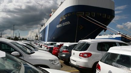 Exportations de Volkswagen dans le port de Bremenhaven. (PATRIK STOLLARZ / AFP)