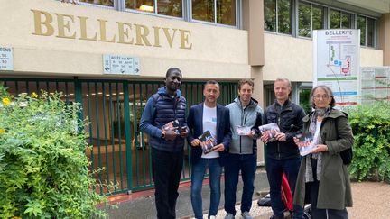 Des militants Renaissance s'apprêtent à faire du porte-à-porte pour les élections européennes, le 29 mai 2024, à Puteaux (Hauts-de-Seine). (MARGAUX DUGUET / FRANCEINFO)