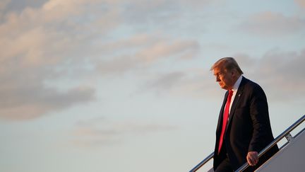 Le président américain Donald Trump descend d'Air Force One après avoir atterri sur la base aérienne d'Andrews (Maryland), le 30 mai 2020. (MANDEL NGAN / AFP)