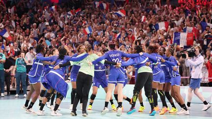 L'équipe de France féminine fête sa victoire en quarts de finale du tournoi olympique contre l'Allemagne, le 6 août 2024. (LAURENT SANSON / AFP)