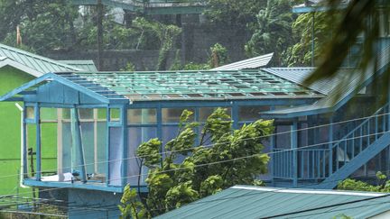 Le toit d'une maison s'est envolé à Kingston (Saint-Vincent-et-les-Grenadines) lors du passage de l'ouragan Béryl, le 1er juillet 2024. (LUCANUS OLLIVIERRE / AP / SIPA)