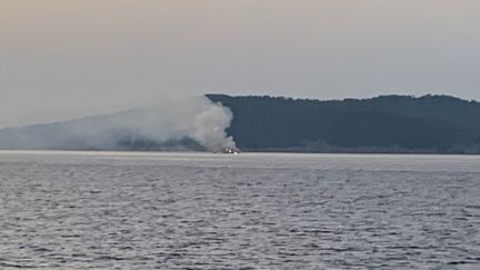 Un&nbsp;yacht a pris feu au large de Port Cros mercredi 11 août. (PREFECTURE MARITIME DE LA MEDITERRANEE)