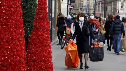 Ambiance de Noël dans une rue commerçante à Paris en&nbsp;décembre 2020. Photo d'illustration. (DELPHINE GOLDSZTEJN / MAXPPP)