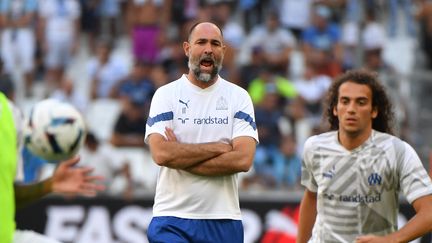 L'entraîneur de l'OM, Igor Tudor, donne de la voix avec Matteo Guendouzi lors d'un échauffement, le 31 juillet 2022. (SYLVAIN THOMAS / AFP)