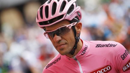 Alberto Contador avec le maillot rose de leader sur les épaules (LUK BENIES / AFP)