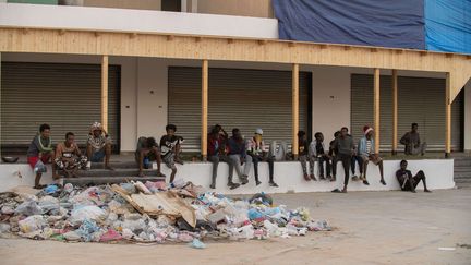 Des migrants devant le siège du Haut-Commissariat des Nations unies pour les réfugiés à Tripoli (Libye), le 10 octobre 2021. (HUSSEIN EDDEB / SHUTTERSTOCK / SIPA)