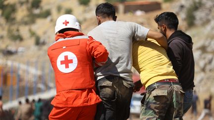 Lebanese Civil Defense teams rescue wounded after Israeli strikes in southern Lebanon, August 18, 2024. (RAMIZ DALLAH / ANADOLU)