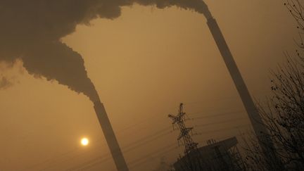 Des fumées s'échappent d'une centrale électrique au charbon à la périphérie de Linfen (Chine). (PETER PARKS / AFP)