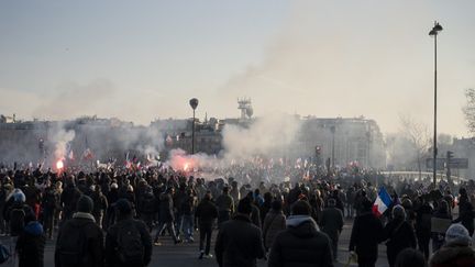 Des manifestants contre le pass sanitaire et le pass vaccinal rassemblés à Paris, le 15 janvier 2022, lors d'une manifestation organisée par Florian Philippot, chef de file du parti Les Patriotes. (LAURE BOYER / HANS LUCAS / AFP)