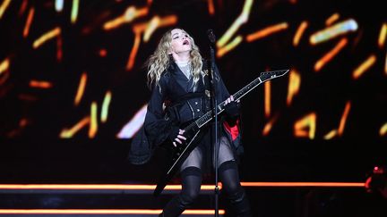 La chanteuse Madonna sur la scène à Cologne, en Allemagne, le 4 novembre 2015. (OLIVER BERG / DPA)