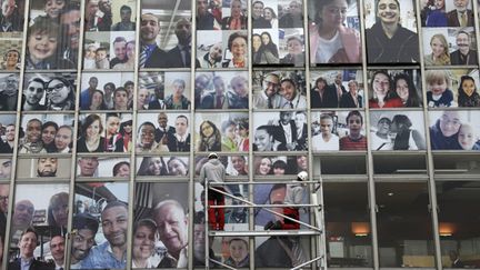 Le making-off de la mosaïque de visages à Orly-Sud.
 (Kenzo Tribouillard / AFP)