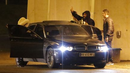 L'humoriste Dieudonn&eacute; M'bala M'bala (2e D) salue ses fans en quittant le Z&eacute;nith de Nantes (Loire-Atlantique) apr&egrave;s l'annulation de la tenue de son spectacle, le 9 janvier 2014. ( STEPHANE MAHE / REUTERS)