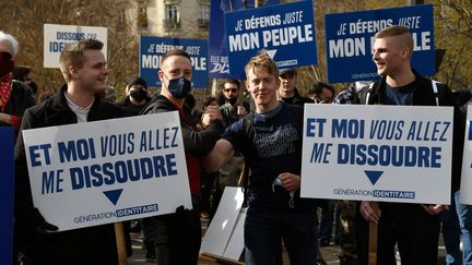 Des membres et supporters du mouvement Génération identitaire manifestent à Paris, samedi 20 février 2021. (BERTRAND GUAY / AFP)