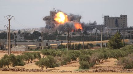 Des combats dans la ville de Manbij, en Syrie, entre les forces démocratiques syriennes et&nbsp;le groupe Etat islamique, le 16 juin 2016. (RODI SAID / REUTERS)