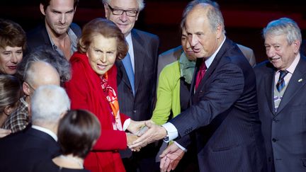 Liliane Bettencourt et Patrice de Maistre, le 18 octobre 2010, &agrave; l'occasion d'une remise de prix de la Fondation Bettencourt Schueller au mus&eacute;e du Quai Branly, &agrave; Paris. (FRED DUFOUR / AFP)