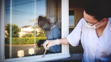 Une aide a domicile pendant le confinement à Domerat&nbsp;dans le département de l'Allier (photo d'illustration). (SALESSE FLORIAN / MAXPPP)