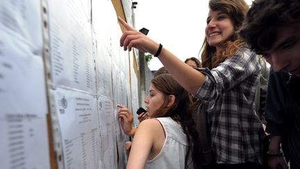 Les r&eacute;sultats du baccalaur&eacute;at au lyc&eacute;e Pasteur de Strasbourg, le 6 juillet 2012. (FREDERICK FLORIN / AFP)