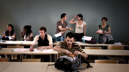 Des &eacute;tudiants s'installent dans une salle de cours de l'universit&eacute; Lyon-2, le 22 mai 2009 &agrave; Lyon. (JEAN-PHILIPPE KSIAZEK / AFP)