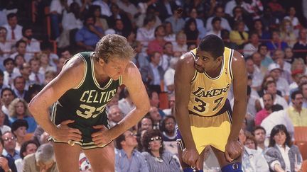 Larry Bird (en vert) et Magic Johnson (en jaune) lors de la finale NBA Boston-Los Angeles, en avril 1987. (PETER READ MILLER / GETTY IMAGES)