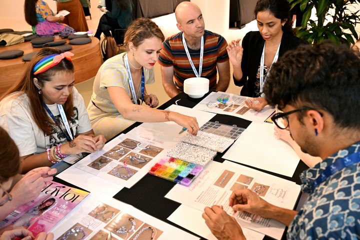 Fabrication de bracelets lors du « Swiftposium » de Taylor Swift à l'université de Melbourne (Australie), le 12 février 2024. (WILLIAM WEST / AFP)