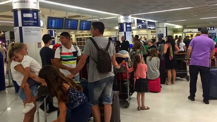 &nbsp; (Longue file d'attente samedi devant le comptoir d'Air France à Orly Ouest © maxPPP)