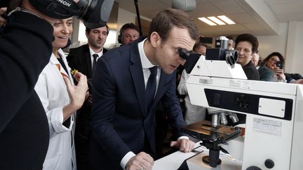 Le président Emmanuel Macron, le 29 mars 2018, lors d'une visite à&nbsp;l'Institut Curie de Paris. (BENOIT TESSIER / AFP)