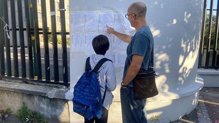 William and his son wait before the sixth grade returns to school in front of the Jean-Jaurès college in Montreuil (Seine-Saint-Denis), September 2, 2024. (LUCIE BEAUGE / FRANCEINFO)