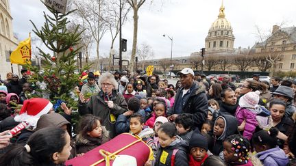 Le porte-parole de l'association Droit au logement (DAL), Jean-Baptiste Eyraud, au milieu d'enfants et de familles mal-log&eacute;es, &agrave; Paris, mardi 25 d&eacute;cembre 2012. (PIERRE VERDY / AFP)