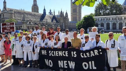 Des scientifiques manifestent contre la décision du gouvernement d'octroyer de nouvelles licences pour la production de pétrole et de gaz au Royaume-Uni, près du Parlement à Londres, le 4 septembre 2023. (RICHARD PLACE / RADIO FRANCE)