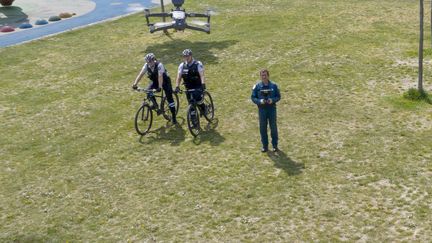 Des policiers regardent une démonstration de surveillance à l'aide d'un drone, le 24 avril 2020, à Metz (Meurthe-et-Moselle). (JEAN-CHRISTOPHE VERHAEGEN / AFP)