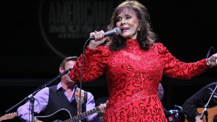 La chanteuse de country américaine&nbsp;Loretta Lynn sur scène à Nashville, Tennessee, en 2015. (TERRY WYATT / GETTY IMAGES NORTH AMERICA)