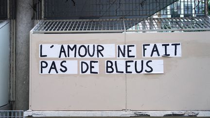 Un collage féministe contre les violences conjugales, le 4 septembre 2023, sur les murs du 11e arrondissement de Paris. (FIORA GARENZI / HANS LUCAS / AFP)