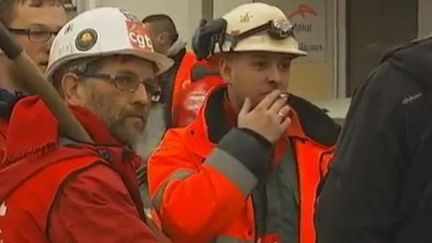 Des salari&eacute;s devant l'entr&eacute;e de l'usine ArcelorMittal de Florange (Moselle), jeudi 23 f&eacute;vrier 2012. (FRANCE 2)