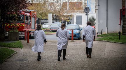 Du personnel hospitalier dans la cour d'un hôpital parisien. (Illustration).&nbsp; (LUC NOBOUT / MAXPPP)