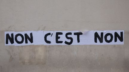 La phrase "non c'est non" collée sur un mur de Paris par un collectif féministe, photographiée le 5 juin 2020.&nbsp; (GEORGES GONON-GUILLERMAS / HANS LUCAS / AFP)