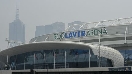 Des brumes de fumée le 14 janvier 2020 au-dessus du Rod Laver Arena à Melbourse où va se jouer l'Open d'Australie. (WILLIAM WEST / AFP)