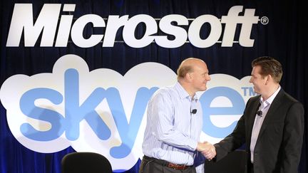 Les dirigeants de Microsoft et de Skype, Steve Ballmer (&agrave; g.)&nbsp;et Tony Bates (&agrave; d.),&nbsp;lors d'une conf&eacute;rence de presse, le 10 mai 2011 &agrave; San Francisco (Californie),&nbsp;apr&egrave;s l'acquisition du logiciel de chat vid&eacute;o par la multinationale.&nbsp; (SUSANA BATES / REUTERS)