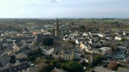 Dans l'Ain, le Morbihan et en Loire-Atlantique, 15 enfants sont nés sans bras depuis 2007. Une enquête publique est en cours pour déterminer la cause de cette anomalie. (FRANCE 2)