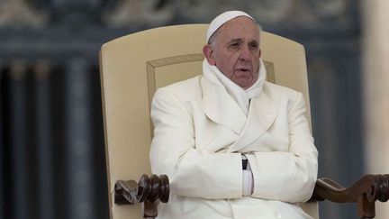 Le pape Fran&ccedil;ois tente de se r&eacute;chauffer avant le d&eacute;but de son audience place Saint-Pierre au Vatican, le 27 novembre 2013. (ALESSANDRA TARANTINO / AP / SIPA)