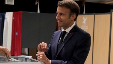 Emmanuel Macron, au Touquet, le 19 juin 2022, dans le bureau de vote dans lequel il s'apprête à voter. (MICHEL SPINGLER / POOL)