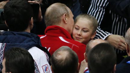 Premi&egrave;re r&eacute;v&eacute;lation de ces Jeux, la jeune patineuse artistique&nbsp;Julia Lipnitskaia a eu droit &nbsp;au bisou de Vladmir Poutine apr&egrave;s la m&eacute;daille d'or par &eacute;quipe d&eacute;croch&eacute;e par la Russie, le 9 f&eacute;vrier 2014. Le premi&egrave;re de ces jeux.&nbsp; (DAVID GRAY / REUTERS )