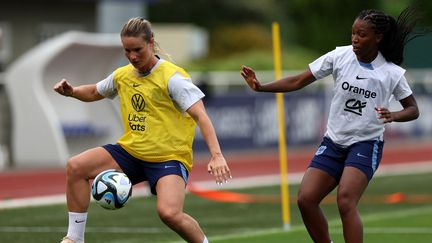 La milieu de terrain de l'équipe de France Amandine Henry devant sa coéquipière Grace Geyoro à l'entraînement, le 21 juin 2023. (FRANCK FIFE / AFP)