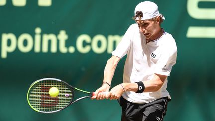 Le Français Ugo Humbert rend le ballon à Felix Auger-Aliassime lors de leur match de demi-finale du tournoi de tennis ATP 500 Halle Open à Halle, en Allemagne, le 19 juin 2021. (CARMEN JASPERSEN / AFP)