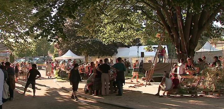 Les spectacles et les artistes s'installent dans toute la ville. Un moment fort pour les habitants. (France Télévisions)